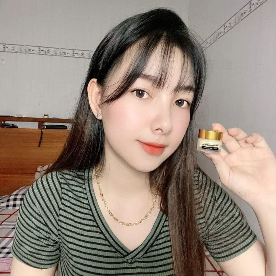 Người đang gặp tình trạng mụn nghiêm trọng: Mụn ẩn, mụn trứng cá, mụn viêm,..