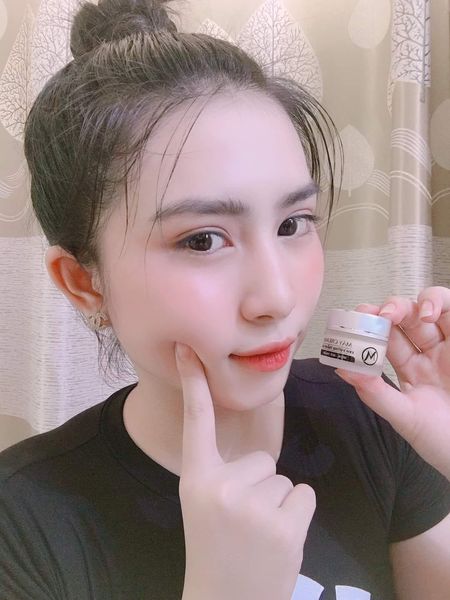 Bảng thành phần gồm 100% chiết xuất từ thảo dược thiên nhiên và được tuyển chọn kỹ lưỡng.