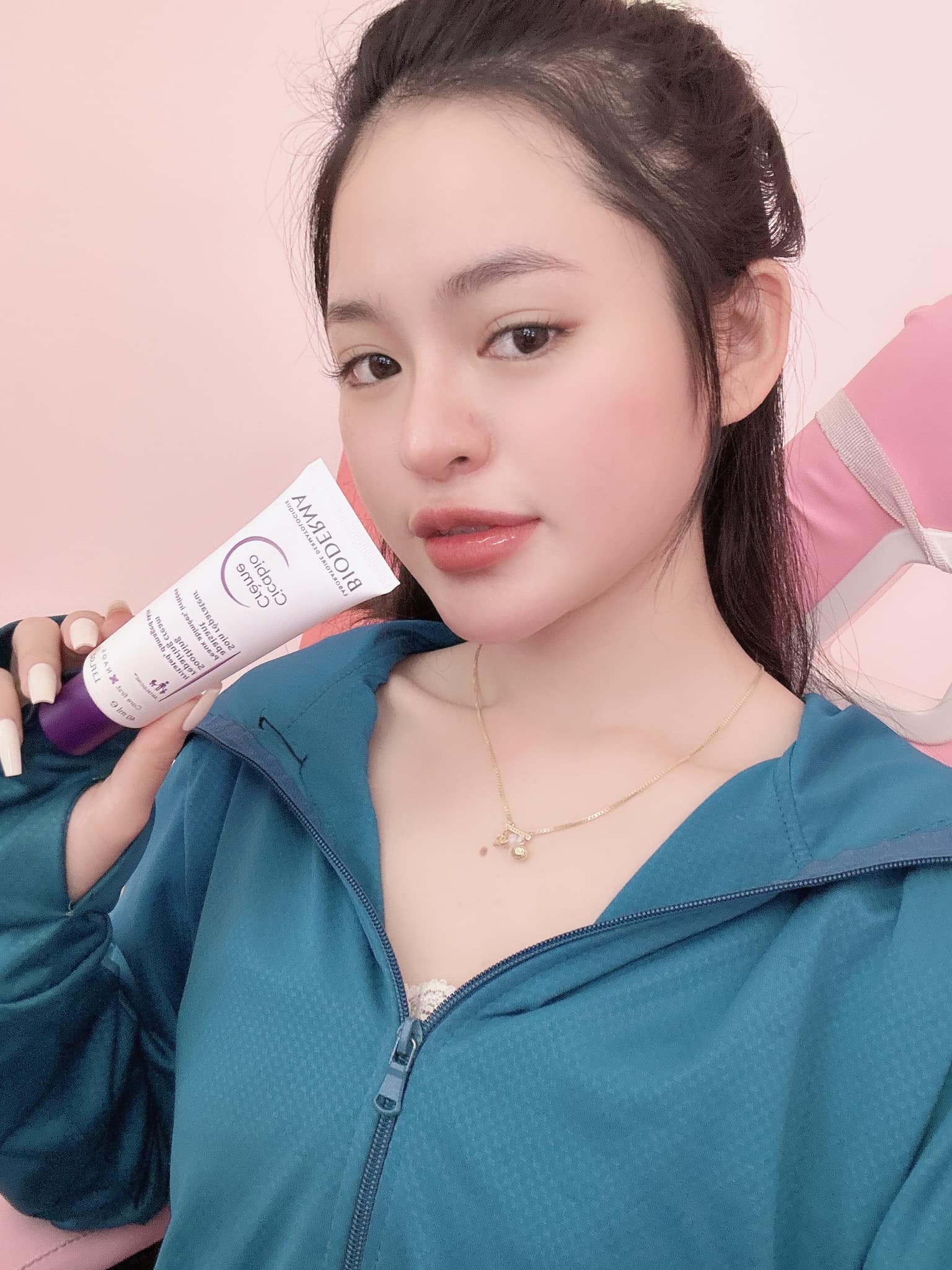Hình ảnh review từ khách hàng sau khi sử dụng kem dưỡng Bioderma tím