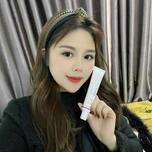 Làm sạch da bằng nước tẩy trang và rửa mặt sạch với sữa rửa mặt.