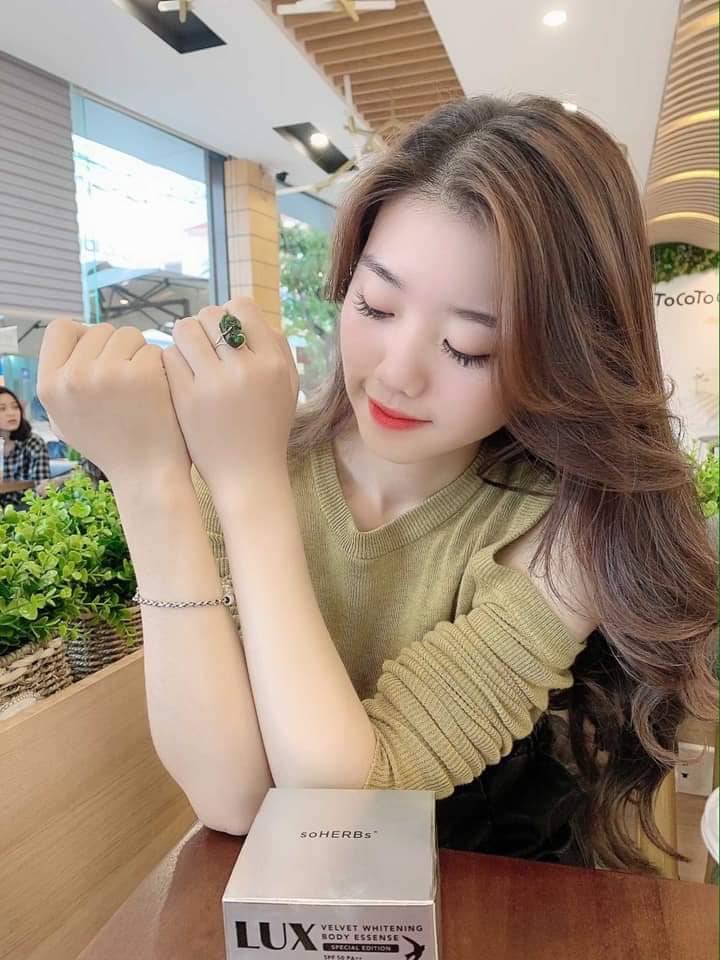 Thoa đều kem lên khắp vùng da cần làm trắng