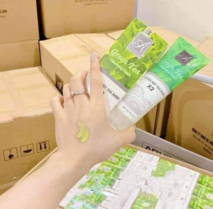 Green Tea Cleansing Foarm” với kết cấu dạng gel dịu nhẹ cho da mặt.
