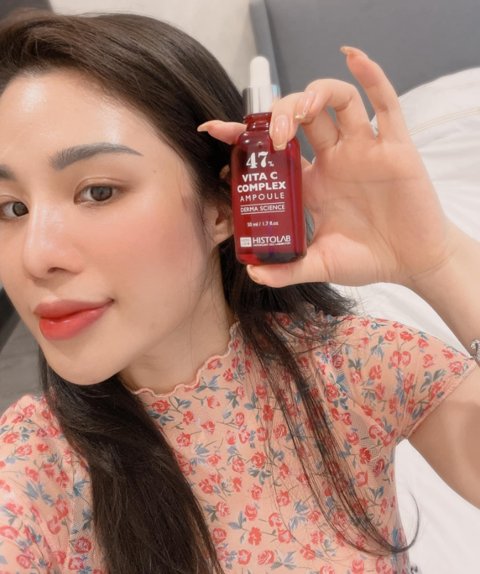 Với sự kết hợp độc đáo của các hoạt chất như Vitamin C, Arbutin, và Hyaluronic