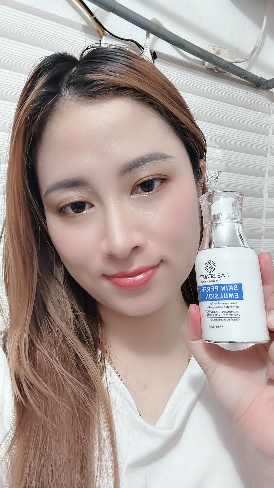 Lấy một lượng vừa đủ, chấm đều lên vùng mặt và cổ rồi massage nhẹ nhàng để dưỡng chất được thẩm thấu tốt nhất