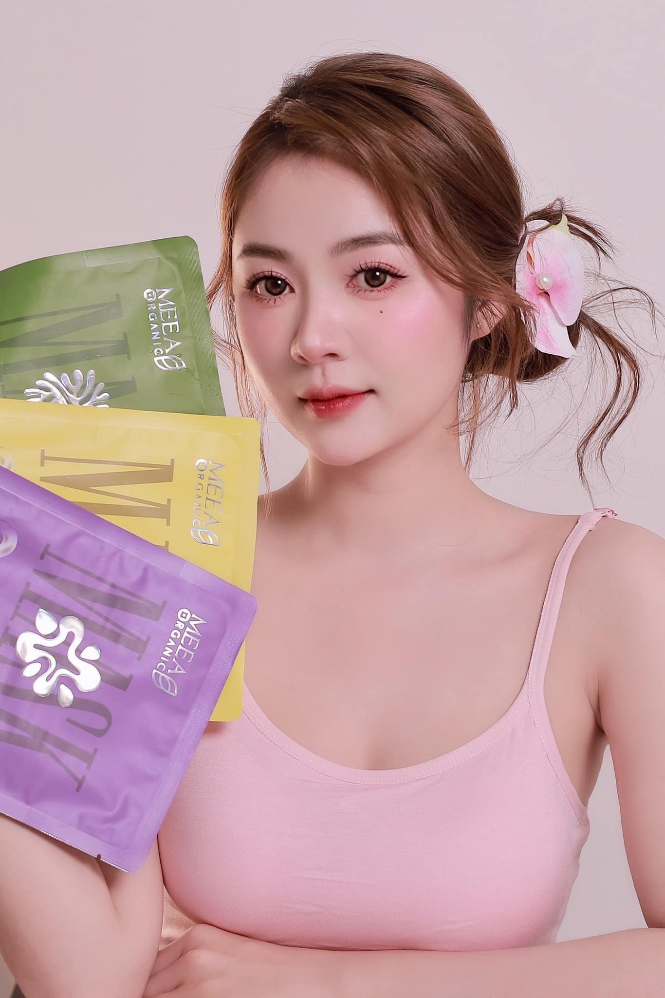 Hút sạch bã nhờn, se khít lỗ chân lông và cải thiện kết cấu da.