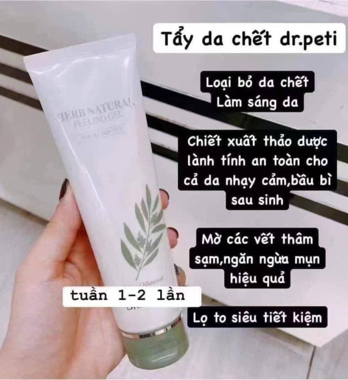 Nhẹ nhàng giúp loại bỏ những tế bào da chết, bụi bẩn và chất nhờn dư thừa trong lỗ chân lông