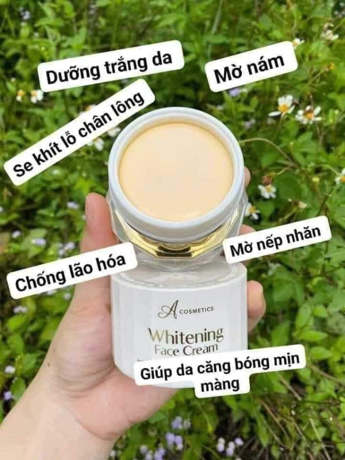 Kết cấu kem dạng nén, mềm mịnh, thấm nhanh, không gây bí da