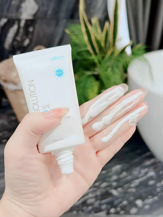 Chất kem mỏng nhẹ, thẩm thấu nhanh, không nhờn rít.