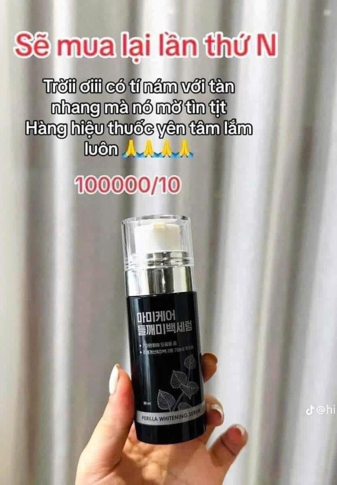 Thoa serum trị nám để dưỡng chất thấm sâu.