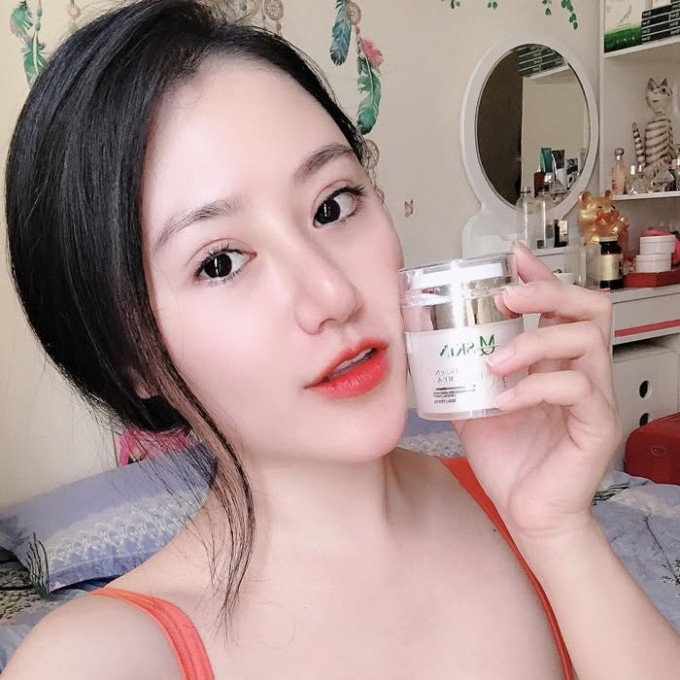 Các dưỡng chất trong kem giúp hỗ trợ cải thiện các vùng da thâm sau mụn, giúp da đều màu hơn theo thời gian.