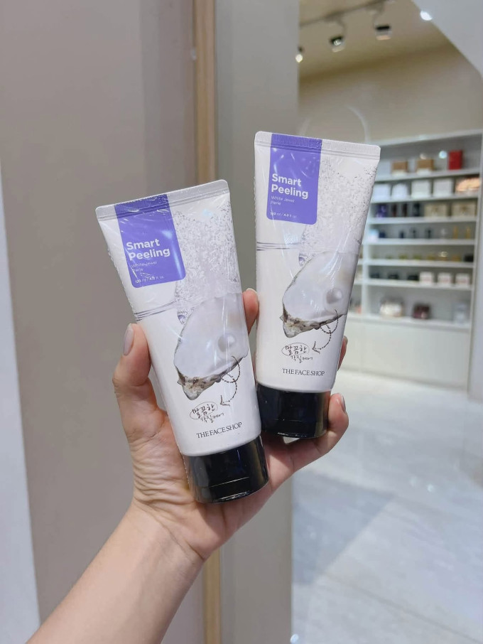 Tẩy da chết ngọc trai The Face Shop White Jewel 120ml là lựa chọn phù hợp để duy trì làn da sạch, mịn